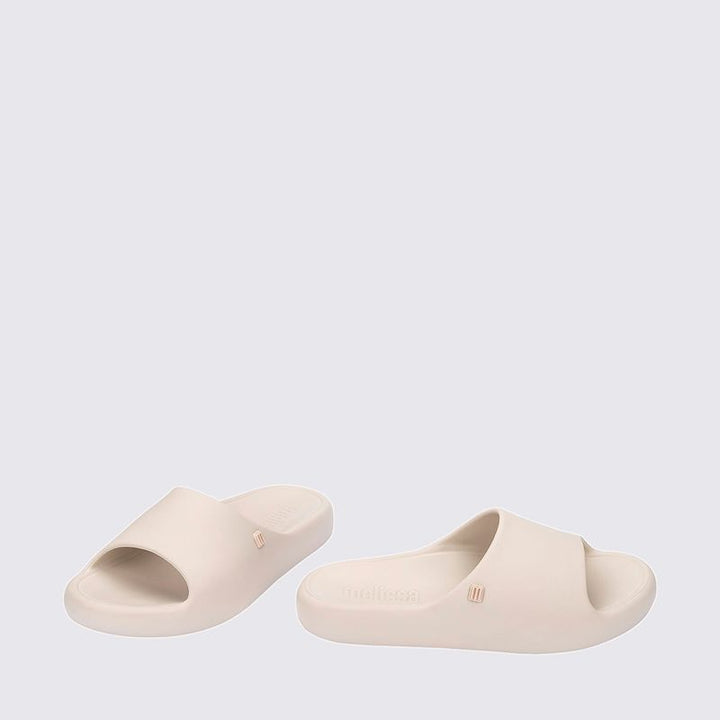 Chinelo adulto Melissa Free Print Slide na cor bege, com uma tira larga, design minimalista e solado reto. Produzido em Melflex, leve e confortável, ideal para compor looks casuais com estilo e praticidade."

Palavra-chave principal: Chinelo adulto Melissa Free Print Slide
Palavras-chave relacionadas: bege, uma tira, Melflex, chinelo feminino, slide confortável, calçado casual, estilo minimalista.