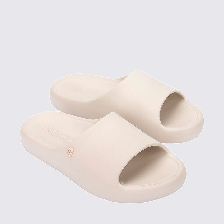 Chinelo adulto Melissa Free Print Slide na cor bege, com uma tira larga, design minimalista e solado reto. Produzido em Melflex, leve e confortável, ideal para compor looks casuais com estilo e praticidade."

Palavra-chave principal: Chinelo adulto Melissa Free Print Slide
Palavras-chave relacionadas: bege, uma tira, Melflex, chinelo feminino, slide confortável, calçado casual, estilo minimalista.