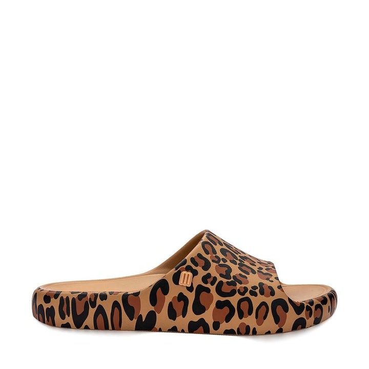 Chinelo adulto Melissa Free Print Slide com estampa de onça nas cores bege, marrom e preto. Produzido em Melflex, com tiras largas, palmilha confortável e solado reto. Ideal para compor looks casuais com estilo e personalidade."

Palavra-chave principal: Chinelo adulto Melissa Free Print Slide
Palavras-chave relacionadas: estampa de onça, bege marrom preto, Melflex, chinelo confortável, slide feminino, calçado casual estiloso.