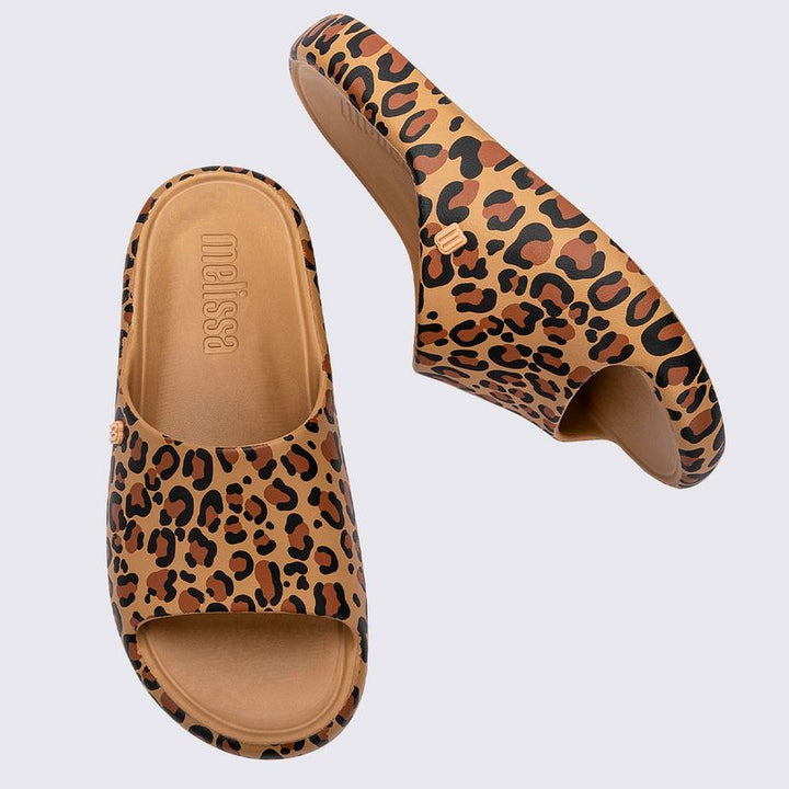 Chinelo adulto Melissa Free Print Slide com estampa de onça nas cores bege, marrom e preto. Produzido em Melflex, com tiras largas, palmilha confortável e solado reto. Ideal para compor looks casuais com estilo e personalidade."

Palavra-chave principal: Chinelo adulto Melissa Free Print Slide
Palavras-chave relacionadas: estampa de onça, bege marrom preto, Melflex, chinelo confortável, slide feminino, calçado casual estiloso.