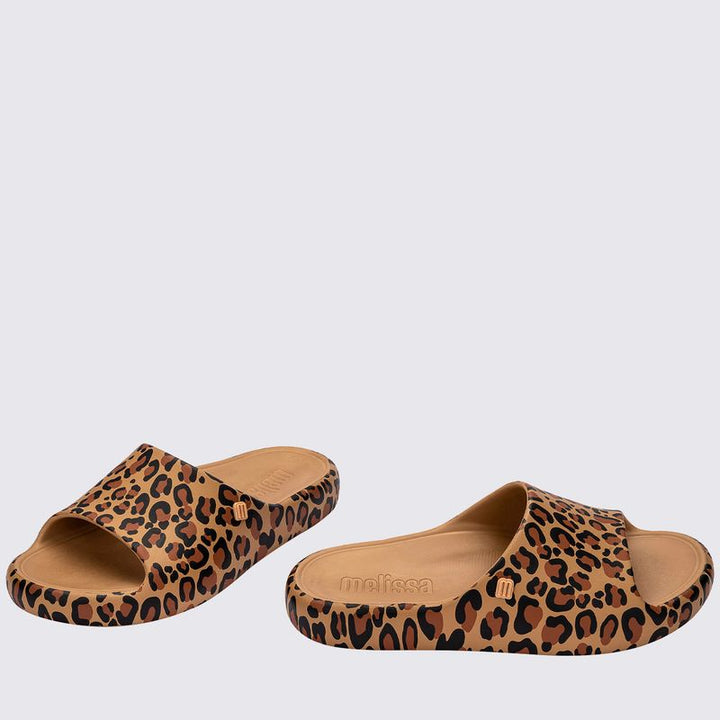 Chinelo adulto Melissa Free Print Slide com estampa de onça nas cores bege, marrom e preto. Produzido em Melflex, com tiras largas, palmilha confortável e solado reto. Ideal para compor looks casuais com estilo e personalidade."

Palavra-chave principal: Chinelo adulto Melissa Free Print Slide
Palavras-chave relacionadas: estampa de onça, bege marrom preto, Melflex, chinelo confortável, slide feminino, calçado casual estiloso.