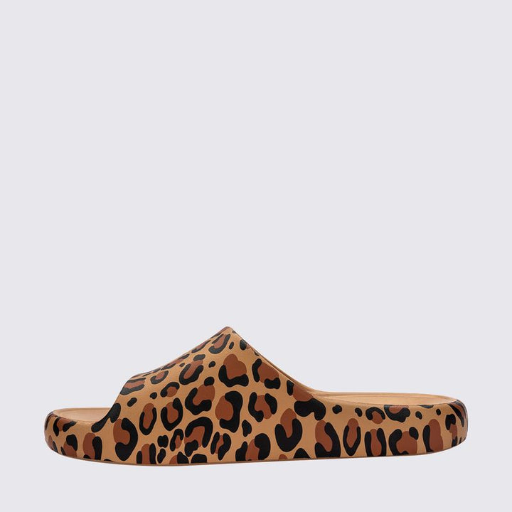Chinelo adulto Melissa Free Print Slide com estampa de onça nas cores bege, marrom e preto. Produzido em Melflex, com tiras largas, palmilha confortável e solado reto. Ideal para compor looks casuais com estilo e personalidade."

Palavra-chave principal: Chinelo adulto Melissa Free Print Slide
Palavras-chave relacionadas: estampa de onça, bege marrom preto, Melflex, chinelo confortável, slide feminino, calçado casual estiloso.
