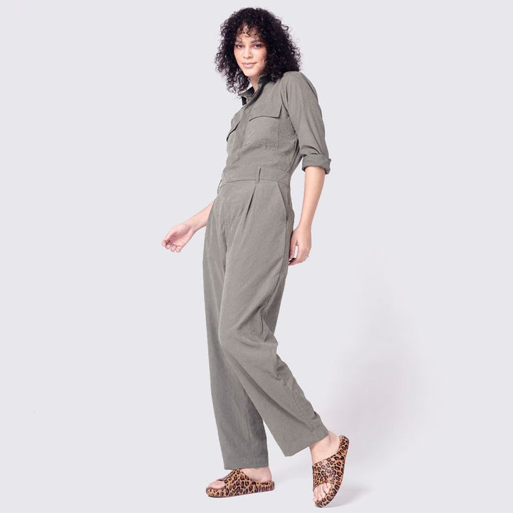 Chinelo adulto Melissa Free Print Slide com estampa de onça nas cores bege, marrom e preto. Produzido em Melflex, com tiras largas, palmilha confortável e solado reto. Ideal para compor looks casuais com estilo e personalidade."

Palavra-chave principal: Chinelo adulto Melissa Free Print Slide
Palavras-chave relacionadas: estampa de onça, bege marrom preto, Melflex, chinelo confortável, slide feminino, calçado casual estiloso.