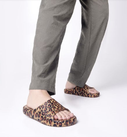 Chinelo adulto Melissa Free Print Slide com estampa de onça nas cores bege, marrom e preto. Produzido em Melflex, com tiras largas, palmilha confortável e solado reto. Ideal para compor looks casuais com estilo e personalidade."

Palavra-chave principal: Chinelo adulto Melissa Free Print Slide
Palavras-chave relacionadas: estampa de onça, bege marrom preto, Melflex, chinelo confortável, slide feminino, calçado casual estiloso.