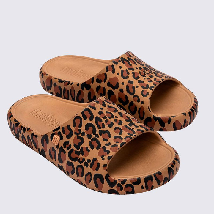 Chinelo adulto Melissa Free Print Slide com estampa de onça nas cores bege, marrom e preto. Produzido em Melflex, com tiras largas, palmilha confortável e solado reto. Ideal para compor looks casuais com estilo e personalidade."

Palavra-chave principal: Chinelo adulto Melissa Free Print Slide
Palavras-chave relacionadas: estampa de onça, bege marrom preto, Melflex, chinelo confortável, slide feminino, calçado casual estiloso.