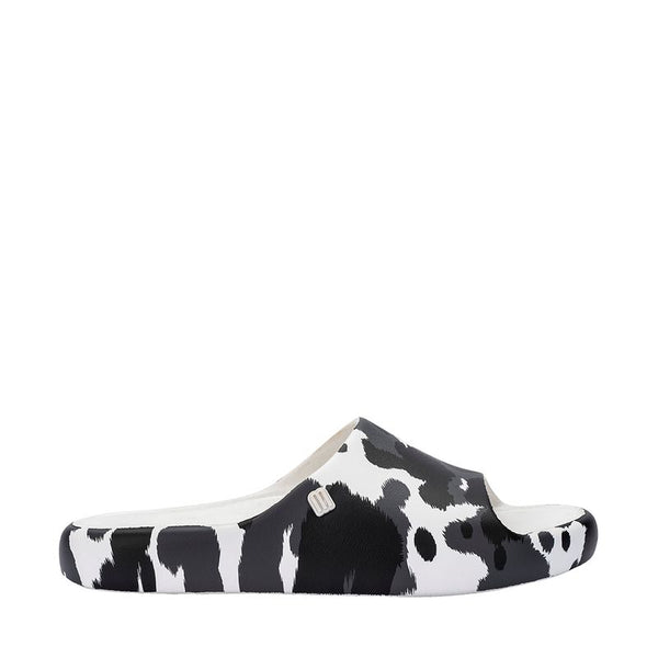 Chinelo adulto Melissa Free Print Slide com uma tira larga estampada nas cores branco e preto. Produzido em Melflex, com solado reto e palmilha confortável. Ideal para looks casuais cheios de estilo e praticidade no dia a dia