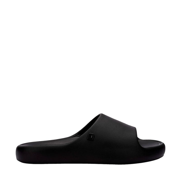 Chinelo adulto Melissa Free Print Slide na cor preta, com design minimalista, tira larga e solado reto. Produzido em Melflex, oferece conforto e praticidade para o dia a dia, perfeito para compor looks casuais com estilo."

Palavra-chave principal: Chinelo adulto Melissa Free Print Slide
Palavras-chave relacionadas: preto, Melflex, chinelo confortável, slide feminino, calçado casual, design minimalista.