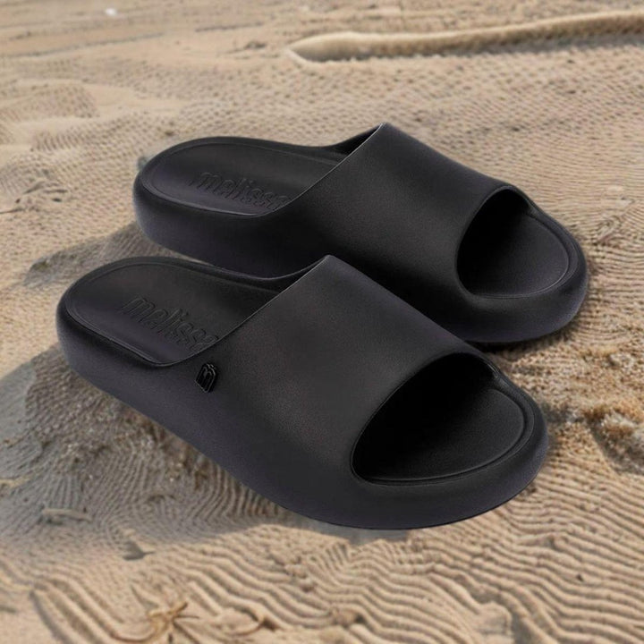 Chinelo adulto Melissa Free Print Slide na cor preta, com design minimalista, tira larga e solado reto. Produzido em Melflex, oferece conforto e praticidade para o dia a dia, perfeito para compor looks casuais com estilo."

Palavra-chave principal: Chinelo adulto Melissa Free Print Slide
Palavras-chave relacionadas: preto, Melflex, chinelo confortável, slide feminino, calçado casual, design minimalista.