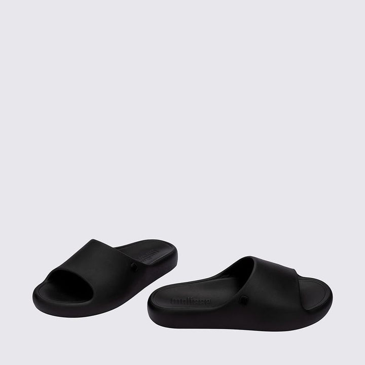 Chinelo adulto Melissa Free Print Slide na cor preta, com design minimalista, tira larga e solado reto. Produzido em Melflex, oferece conforto e praticidade para o dia a dia, perfeito para compor looks casuais com estilo."

Palavra-chave principal: Chinelo adulto Melissa Free Print Slide
Palavras-chave relacionadas: preto, Melflex, chinelo confortável, slide feminino, calçado casual, design minimalista.
