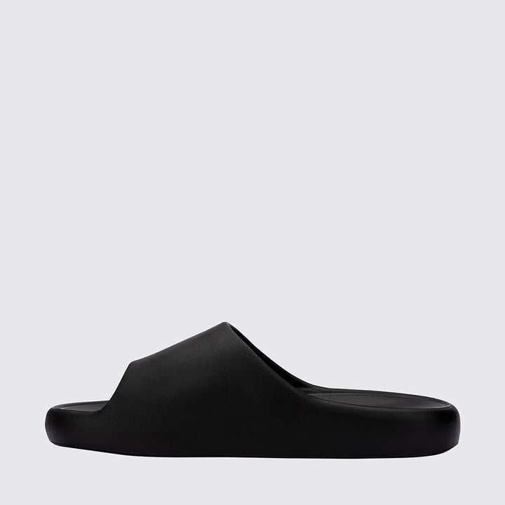 Chinelo adulto Melissa Free Print Slide na cor preta, com design minimalista, tira larga e solado reto. Produzido em Melflex, oferece conforto e praticidade para o dia a dia, perfeito para compor looks casuais com estilo."

Palavra-chave principal: Chinelo adulto Melissa Free Print Slide
Palavras-chave relacionadas: preto, Melflex, chinelo confortável, slide feminino, calçado casual, design minimalista.