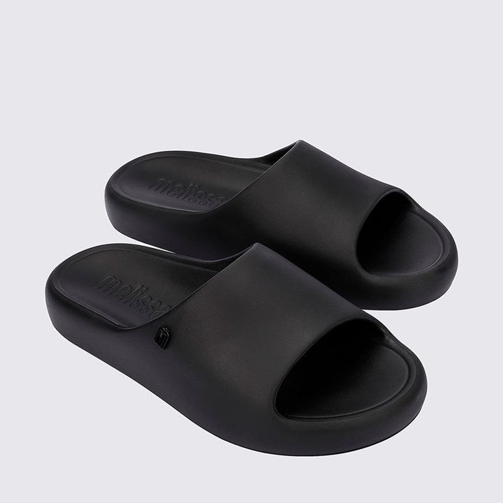 Chinelo adulto Melissa Free Print Slide na cor preta, com design minimalista, tira larga e solado reto. Produzido em Melflex, oferece conforto e praticidade para o dia a dia, perfeito para compor looks casuais com estilo."

Palavra-chave principal: Chinelo adulto Melissa Free Print Slide
Palavras-chave relacionadas: preto, Melflex, chinelo confortável, slide feminino, calçado casual, design minimalista.
