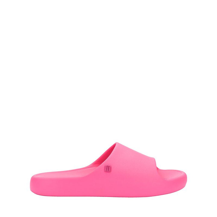 Chinelo adulto Melissa Free Print Slide na cor rosa, com uma tira larga e solado reto. Produzido em Melflex, leve e confortável, ideal para o dia a dia e composições casuais com estilo e praticidade."

Palavra-chave principal: Chinelo adulto Melissa Free Print Slide
Palavras-chave relacionadas: rosa, uma tira, Melflex, chinelo feminino, slide confortável, calçado casual.
