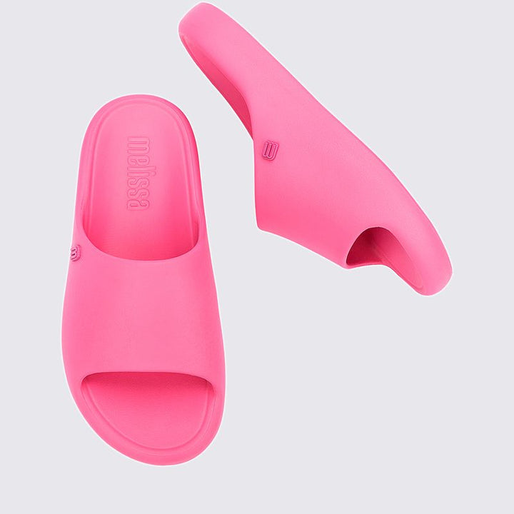 Chinelo adulto Melissa Free Print Slide na cor rosa, com uma tira larga e solado reto. Produzido em Melflex, leve e confortável, ideal para o dia a dia e composições casuais com estilo e praticidade."

Palavra-chave principal: Chinelo adulto Melissa Free Print Slide
Palavras-chave relacionadas: rosa, uma tira, Melflex, chinelo feminino, slide confortável, calçado casual.