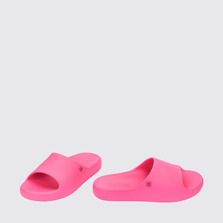 Chinelo adulto Melissa Free Print Slide na cor rosa, com uma tira larga e solado reto. Produzido em Melflex, leve e confortável, ideal para o dia a dia e composições casuais com estilo e praticidade."

Palavra-chave principal: Chinelo adulto Melissa Free Print Slide
Palavras-chave relacionadas: rosa, uma tira, Melflex, chinelo feminino, slide confortável, calçado casual.