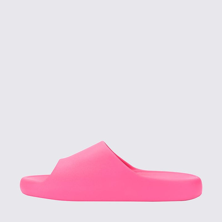 Chinelo adulto Melissa Free Print Slide na cor rosa, com uma tira larga e solado reto. Produzido em Melflex, leve e confortável, ideal para o dia a dia e composições casuais com estilo e praticidade."

Palavra-chave principal: Chinelo adulto Melissa Free Print Slide
Palavras-chave relacionadas: rosa, uma tira, Melflex, chinelo feminino, slide confortável, calçado casual.