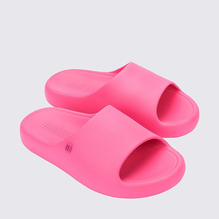 Chinelo adulto Melissa Free Print Slide na cor rosa, com uma tira larga e solado reto. Produzido em Melflex, leve e confortável, ideal para o dia a dia e composições casuais com estilo e praticidade."

Palavra-chave principal: Chinelo adulto Melissa Free Print Slide
Palavras-chave relacionadas: rosa, uma tira, Melflex, chinelo feminino, slide confortável, calçado casual.