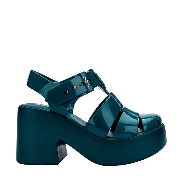 "Sandália Melissa Lulu adulta na cor azul, com design moderno, tiras largas e solado robusto. Produzida em Melflex, proporciona conforto e estilo para compor looks casuais com praticidade."