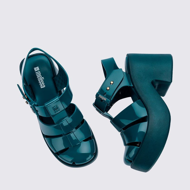 "Sandália Melissa Lulu adulta na cor azul, com design moderno, tiras largas e solado robusto. Produzida em Melflex, proporciona conforto e estilo para compor looks casuais com praticidade."