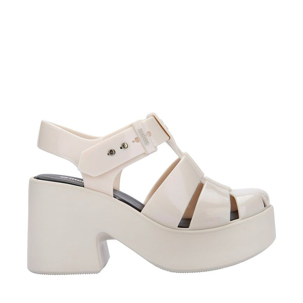 Sandália Melissa Lulu adulta na cor bege, com tiras largas e design moderno. Produzida em Melflex, possui solado robusto e fechamento ajustável. Ideal para looks casuais com conforto e estilo."**

**Palavra-chave principal:** Sandália Melissa Lulu  
**Palavras-chave relacionadas:** bege, Melflex, confortável, solado robusto, sandália casual, calçado feminino estiloso.