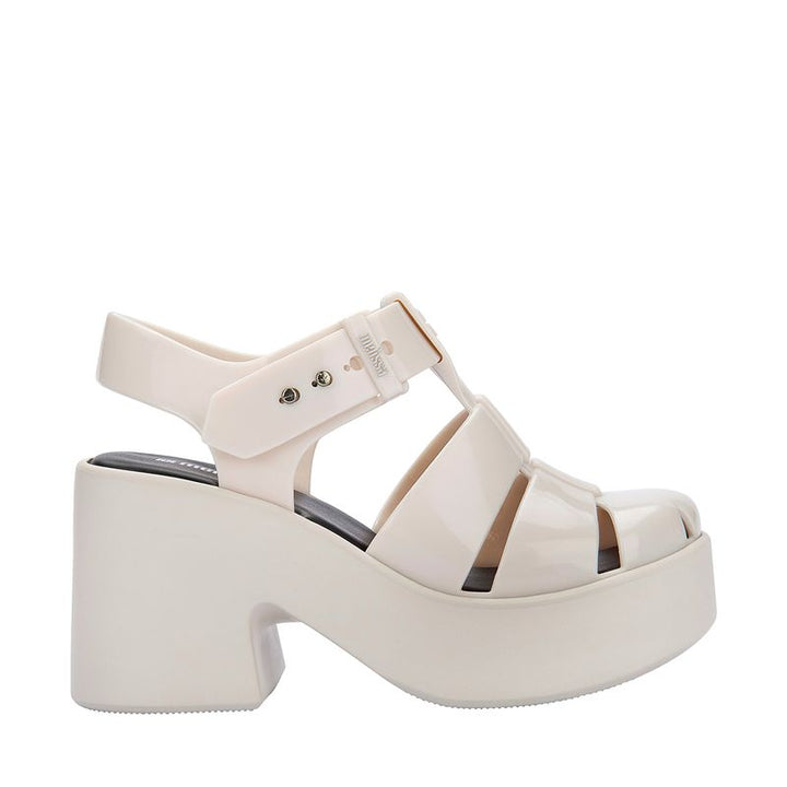 Sandália Melissa Lulu adulta na cor bege, com tiras largas e design moderno. Produzida em Melflex, possui solado robusto e fechamento ajustável. Ideal para looks casuais com conforto e estilo."**

**Palavra-chave principal:** Sandália Melissa Lulu  
**Palavras-chave relacionadas:** bege, Melflex, confortável, solado robusto, sandália casual, calçado feminino estiloso.