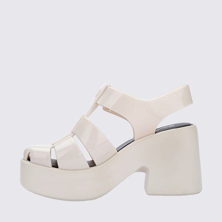 Sandália Melissa Lulu adulta na cor bege, com tiras largas e design moderno. Produzida em Melflex, possui solado robusto e fechamento ajustável. Ideal para looks casuais com conforto e estilo."**

**Palavra-chave principal:** Sandália Melissa Lulu  
**Palavras-chave relacionadas:** bege, Melflex, confortável, solado robusto, sandália casual, calçado feminino estiloso.