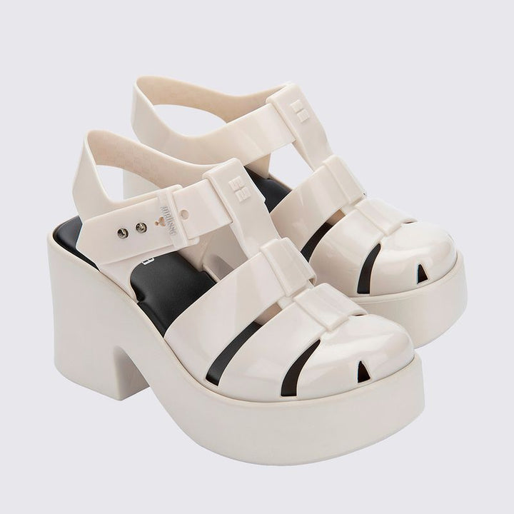 Sandália Melissa Lulu adulta na cor bege, com tiras largas e design moderno. Produzida em Melflex, possui solado robusto e fechamento ajustável. Ideal para looks casuais com conforto e estilo."**

**Palavra-chave principal:** Sandália Melissa Lulu  
**Palavras-chave relacionadas:** bege, Melflex, confortável, solado robusto, sandália casual, calçado feminino estiloso.