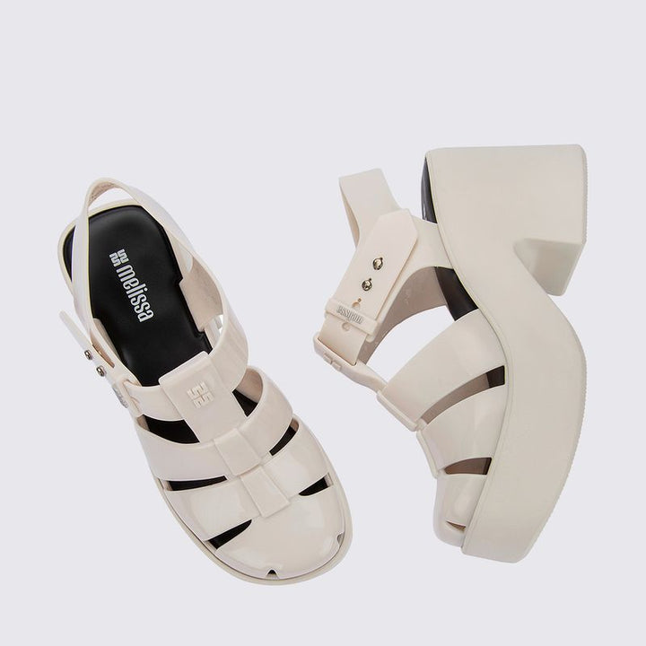 Sandália Melissa Lulu adulta na cor bege, com tiras largas e design moderno. Produzida em Melflex, possui solado robusto e fechamento ajustável. Ideal para looks casuais com conforto e estilo."**

**Palavra-chave principal:** Sandália Melissa Lulu  
**Palavras-chave relacionadas:** bege, Melflex, confortável, solado robusto, sandália casual, calçado feminino estiloso.