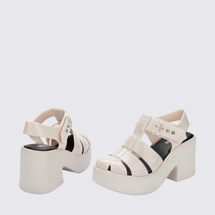 Sandália Melissa Lulu adulta na cor bege, com tiras largas e design moderno. Produzida em Melflex, possui solado robusto e fechamento ajustável. Ideal para looks casuais com conforto e estilo."**

**Palavra-chave principal:** Sandália Melissa Lulu  
**Palavras-chave relacionadas:** bege, Melflex, confortável, solado robusto, sandália casual, calçado feminino estiloso.