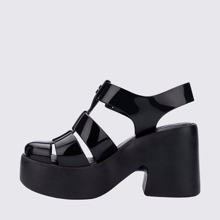 Sandália plataforma Melissa Lulu adulta na cor preta, com tiras largas, solado robusto e design moderno. Feita em Melflex, garante conforto, estilo e versatilidade para compor looks casuais e urbanos."**

**Palavra-chave principal:** Sandália plataforma Melissa Lulu  
**Palavras-chave relacionadas:** preta, Melflex, sandália confortável, calçado feminino, solado grosso, estilo casual.