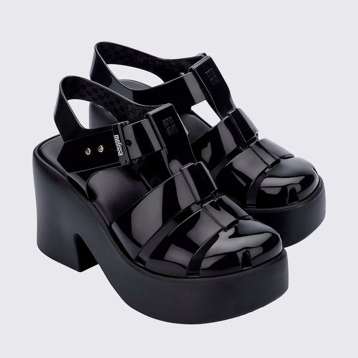 Sandália plataforma Melissa Lulu adulta na cor preta, com tiras largas, solado robusto e design moderno. Feita em Melflex, garante conforto, estilo e versatilidade para compor looks casuais e urbanos."**

**Palavra-chave principal:** Sandália plataforma Melissa Lulu  
**Palavras-chave relacionadas:** preta, Melflex, sandália confortável, calçado feminino, solado grosso, estilo casual.