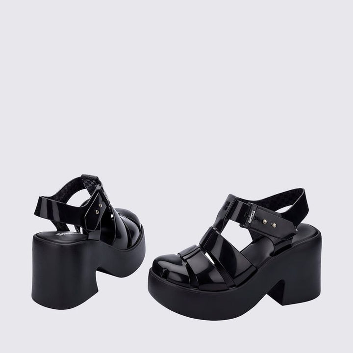 Sandália plataforma Melissa Lulu adulta na cor preta, com tiras largas, solado robusto e design moderno. Feita em Melflex, garante conforto, estilo e versatilidade para compor looks casuais e urbanos."**

**Palavra-chave principal:** Sandália plataforma Melissa Lulu  
**Palavras-chave relacionadas:** preta, Melflex, sandália confortável, calçado feminino, solado grosso, estilo casual.