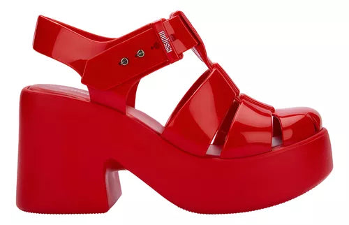 Sandália Melissa Lulu adulta na cor vermelha, com tiras largas, solado robusto e acabamento moderno. Feita em Melflex, oferece conforto, estilo e praticidade para o dia a dia