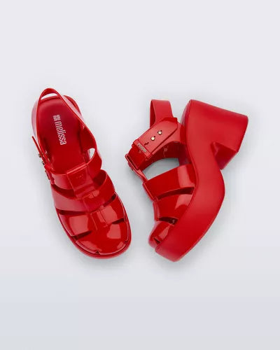 Sandália Melissa Lulu adulta na cor vermelha, com tiras largas, solado robusto e acabamento moderno. Feita em Melflex, oferece conforto, estilo e praticidade para o dia a dia