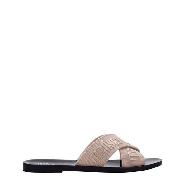 Sandália Melissa M Lover Slide adulto nas cores bege e preto, com tira larga texturizada, solado reto e design minimalista – calçado leve, confortável e estiloso para o dia a dia.

Palavra-chave principal:
Melissa M Lover Slide

Palavras-chave relacionadas:
Melissa 35740, slide bege preto Melissa, sandália bicolor Melissa, slide adulto confortável, calçado casual Melissa, Melissa com tira larga, sandália minimalista, slide moderno, sandália feminina estilosa, Melissa leve adulto