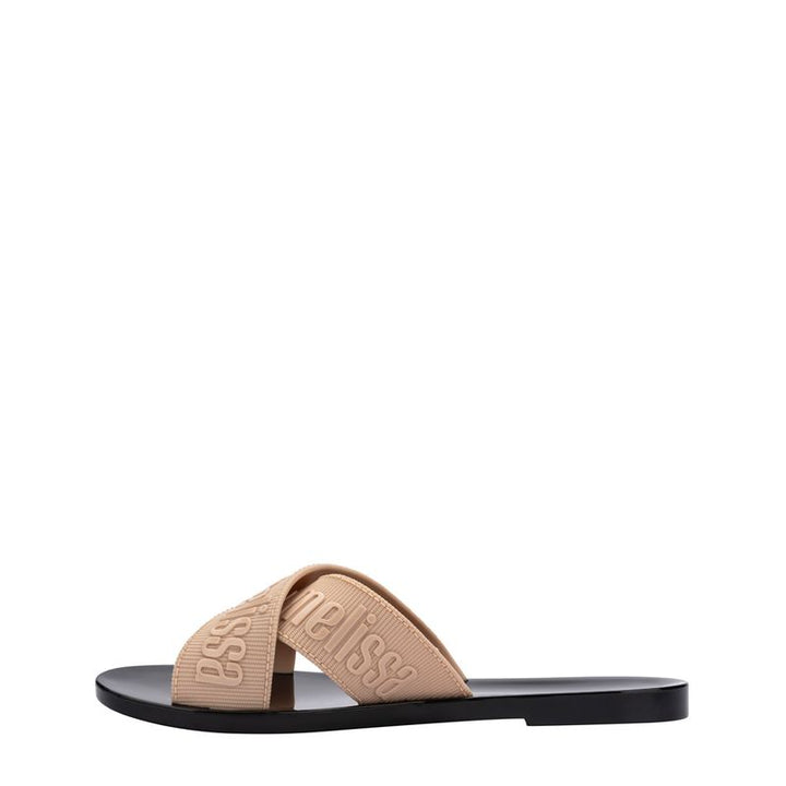 Sandália Melissa M Lover Slide adulto nas cores bege e preto, com tira larga texturizada, solado reto e design minimalista – calçado leve, confortável e estiloso para o dia a dia.

Palavra-chave principal:
Melissa M Lover Slide

Palavras-chave relacionadas:
Melissa 35740, slide bege preto Melissa, sandália bicolor Melissa, slide adulto confortável, calçado casual Melissa, Melissa com tira larga, sandália minimalista, slide moderno, sandália feminina estilosa, Melissa leve adulto
