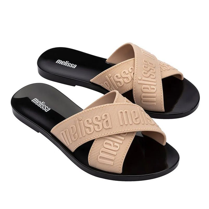 Sandália Melissa M Lover Slide adulto nas cores bege e preto, com tira larga texturizada, solado reto e design minimalista – calçado leve, confortável e estiloso para o dia a dia.

Palavra-chave principal:
Melissa M Lover Slide

Palavras-chave relacionadas:
Melissa 35740, slide bege preto Melissa, sandália bicolor Melissa, slide adulto confortável, calçado casual Melissa, Melissa com tira larga, sandália minimalista, slide moderno, sandália feminina estilosa, Melissa leve adulto