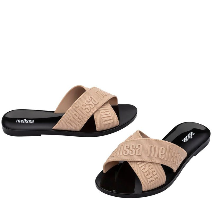 Sandália Melissa M Lover Slide adulto nas cores bege e preto, com tira larga texturizada, solado reto e design minimalista – calçado leve, confortável e estiloso para o dia a dia.

Palavra-chave principal:
Melissa M Lover Slide

Palavras-chave relacionadas:
Melissa 35740, slide bege preto Melissa, sandália bicolor Melissa, slide adulto confortável, calçado casual Melissa, Melissa com tira larga, sandália minimalista, slide moderno, sandália feminina estilosa, Melissa leve adulto