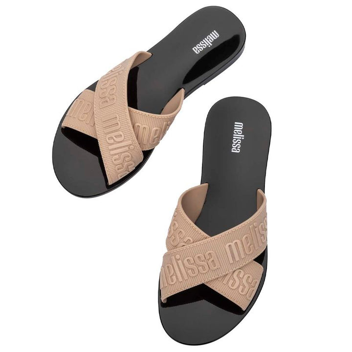 Sandália Melissa M Lover Slide adulto nas cores bege e preto, com tira larga texturizada, solado reto e design minimalista – calçado leve, confortável e estiloso para o dia a dia.

Palavra-chave principal:
Melissa M Lover Slide

Palavras-chave relacionadas:
Melissa 35740, slide bege preto Melissa, sandália bicolor Melissa, slide adulto confortável, calçado casual Melissa, Melissa com tira larga, sandália minimalista, slide moderno, sandália feminina estilosa, Melissa leve adulto