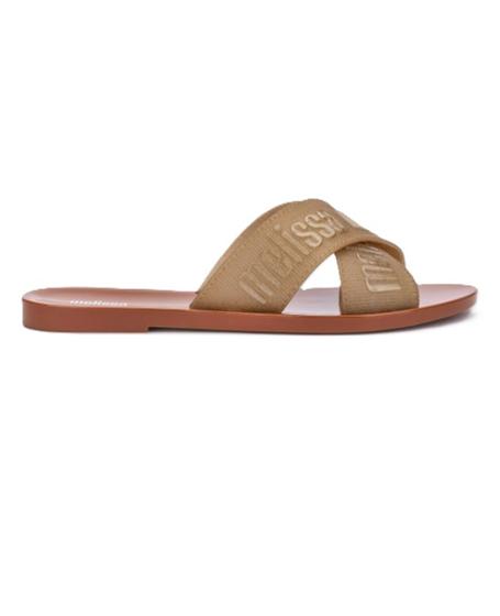 Sandália Melissa M Lover Slide adulto nas cores marrom e ouro, com tira larga texturizada, solado reto e design minimalista – calçado moderno, confortável e ideal para o dia a dia.

Palavra-chave principal:
Melissa M Lover Slide

Palavras-chave relacionadas:
Melissa 35740, slide marrom ouro Melissa, sandália bicolor Melissa, calçado confortável adulto, Melissa com tira larga, sandália minimalista, slide casual, sandália estilosa feminina, Melissa moderna, sandália leve adulto
