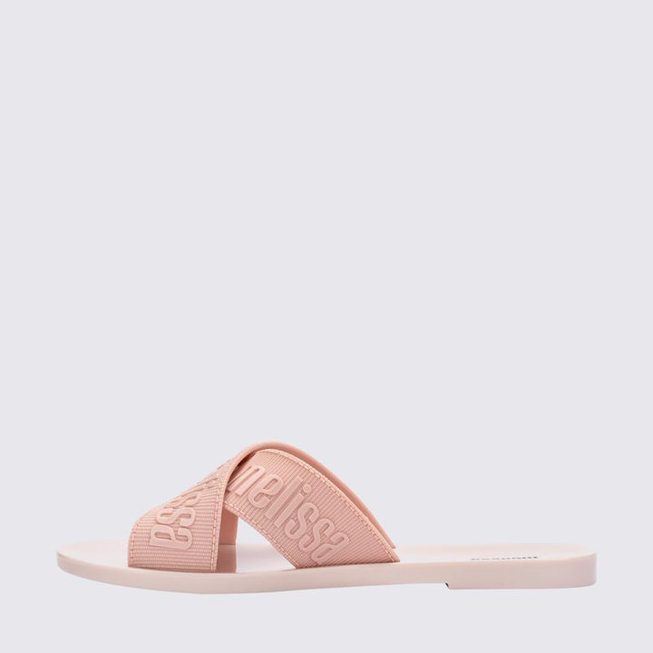 Sandália Melissa M Lover Slide adulto nas cores bege e rosa, com tira larga texturizada, solado reto e design minimalista – calçado leve, confortável e moderno para o dia a dia.

Palavra-chave principal:
Melissa M Lover Slide

Palavras-chave relacionadas:
Melissa 35740, slide bege rosa Melissa, sandália bicolor Melissa, slide confortável adulto, calçado casual Melissa, Melissa com tira larga, sandália minimalista, slide moderno, sandália feminina leve, Melissa estilosa