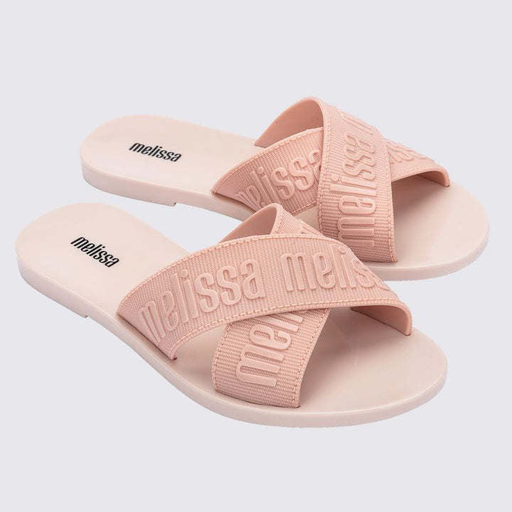 Sandália Melissa M Lover Slide adulto nas cores bege e rosa, com tira larga texturizada, solado reto e design minimalista – calçado leve, confortável e moderno para o dia a dia.

Palavra-chave principal:
Melissa M Lover Slide

Palavras-chave relacionadas:
Melissa 35740, slide bege rosa Melissa, sandália bicolor Melissa, slide confortável adulto, calçado casual Melissa, Melissa com tira larga, sandália minimalista, slide moderno, sandália feminina leve, Melissa estilosa