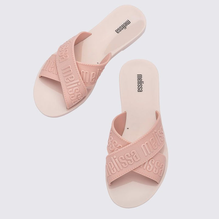 Sandália Melissa M Lover Slide adulto nas cores bege e rosa, com tira larga texturizada, solado reto e design minimalista – calçado leve, confortável e moderno para o dia a dia.

Palavra-chave principal:
Melissa M Lover Slide

Palavras-chave relacionadas:
Melissa 35740, slide bege rosa Melissa, sandália bicolor Melissa, slide confortável adulto, calçado casual Melissa, Melissa com tira larga, sandália minimalista, slide moderno, sandália feminina leve, Melissa estilosa