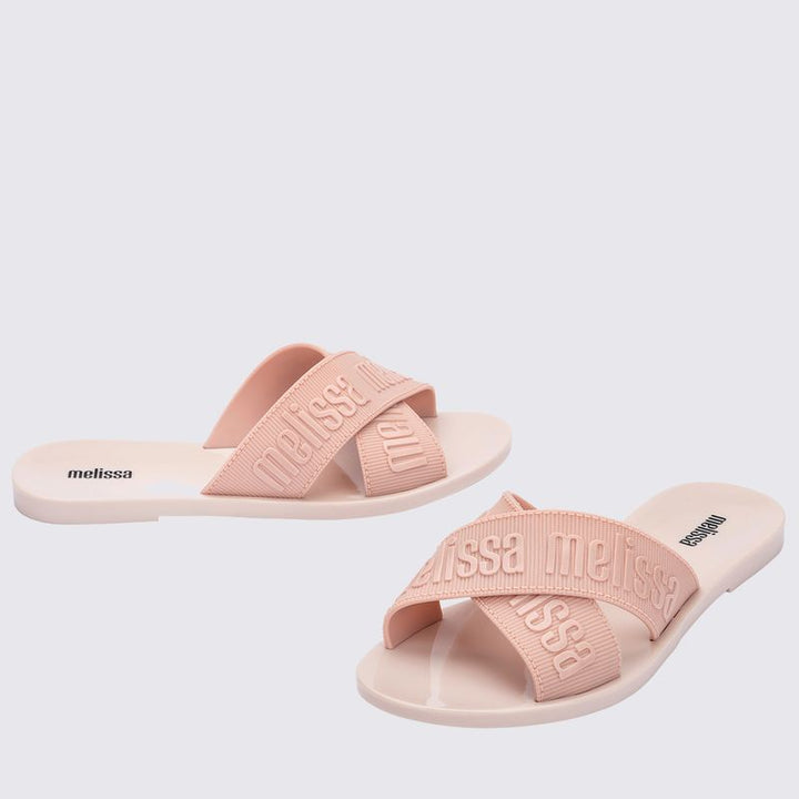 Sandália Melissa M Lover Slide adulto nas cores bege e rosa, com tira larga texturizada, solado reto e design minimalista – calçado leve, confortável e moderno para o dia a dia.

Palavra-chave principal:
Melissa M Lover Slide

Palavras-chave relacionadas:
Melissa 35740, slide bege rosa Melissa, sandália bicolor Melissa, slide confortável adulto, calçado casual Melissa, Melissa com tira larga, sandália minimalista, slide moderno, sandália feminina leve, Melissa estilosa