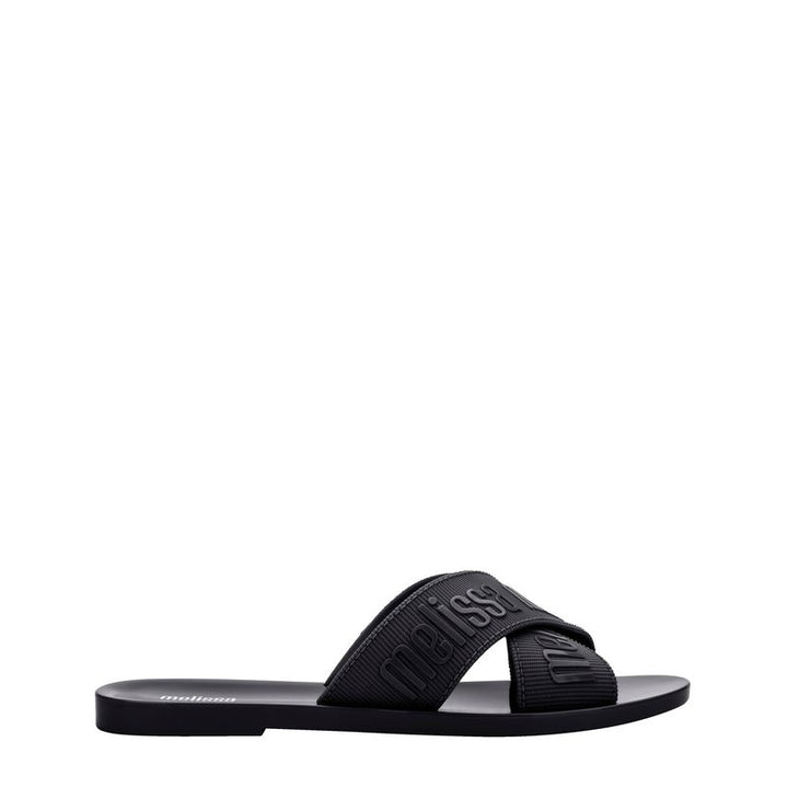 Sandália Melissa M Lover Slide adulto na cor preta, com tira larga texturizada, solado reto e design minimalista – calçado leve, moderno e confortável para o dia a dia.

Palavra-chave principal:
Melissa M Lover Slide

Palavras-chave relacionadas:
Melissa 35740, slide preto Melissa, sandália slide adulto, calçado confortável Melissa, Melissa com tira larga, sandália minimalista, slide moderno, sandália casual feminina, Melissa preta, sandália leve adulto