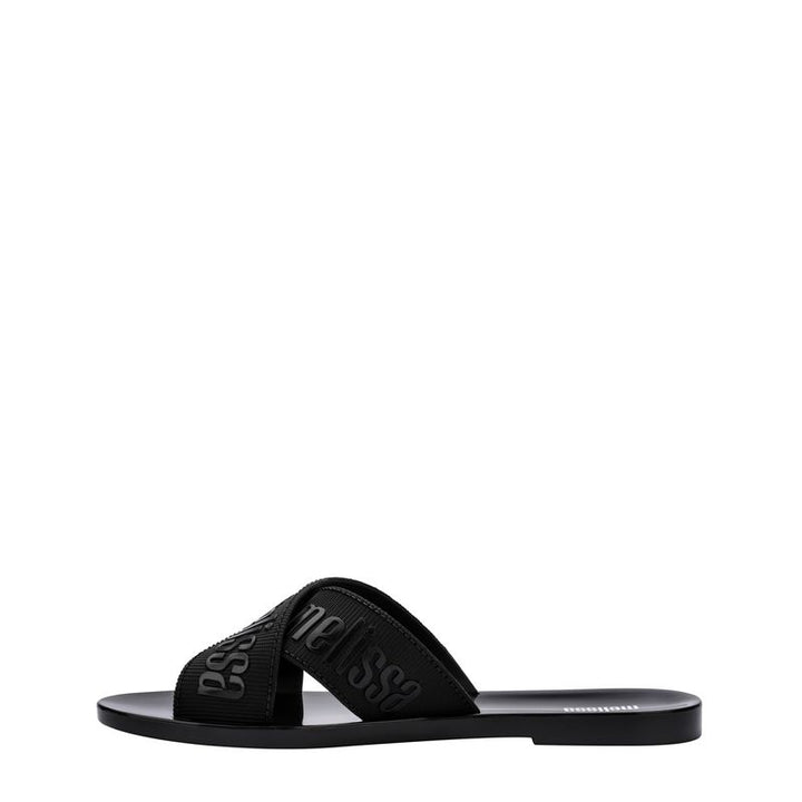 Sandália Melissa M Lover Slide adulto na cor preta, com tira larga texturizada, solado reto e design minimalista – calçado leve, moderno e confortável para o dia a dia.

Palavra-chave principal:
Melissa M Lover Slide

Palavras-chave relacionadas:
Melissa 35740, slide preto Melissa, sandália slide adulto, calçado confortável Melissa, Melissa com tira larga, sandália minimalista, slide moderno, sandália casual feminina, Melissa preta, sandália leve adulto