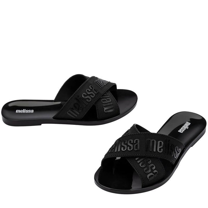 Sandália Melissa M Lover Slide adulto na cor preta, com tira larga texturizada, solado reto e design minimalista – calçado leve, moderno e confortável para o dia a dia.

Palavra-chave principal:
Melissa M Lover Slide

Palavras-chave relacionadas:
Melissa 35740, slide preto Melissa, sandália slide adulto, calçado confortável Melissa, Melissa com tira larga, sandália minimalista, slide moderno, sandália casual feminina, Melissa preta, sandália leve adulto
