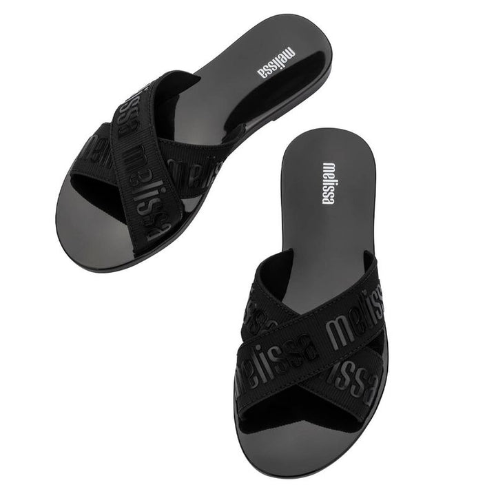 Sandália Melissa M Lover Slide adulto na cor preta, com tira larga texturizada, solado reto e design minimalista – calçado leve, moderno e confortável para o dia a dia.

Palavra-chave principal:
Melissa M Lover Slide

Palavras-chave relacionadas:
Melissa 35740, slide preto Melissa, sandália slide adulto, calçado confortável Melissa, Melissa com tira larga, sandália minimalista, slide moderno, sandália casual feminina, Melissa preta, sandália leve adulto