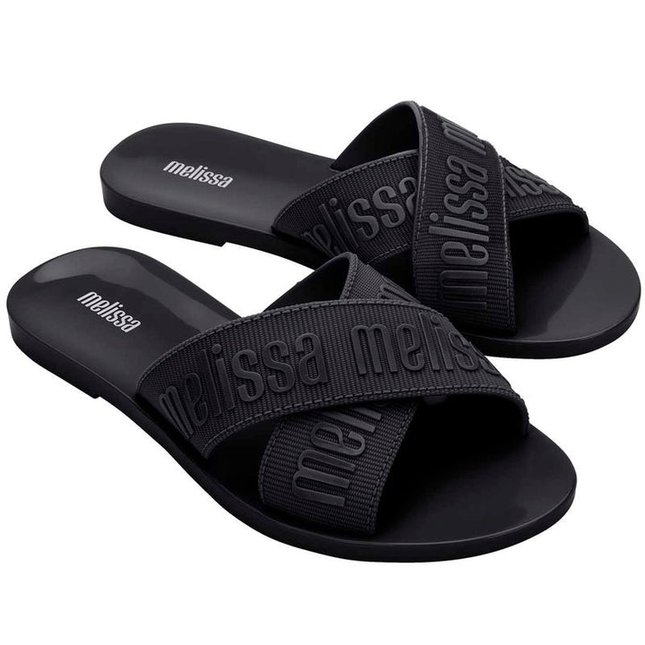 Sandália Melissa M Lover Slide adulto na cor preta, com tira larga texturizada, solado reto e design minimalista – calçado leve, moderno e confortável para o dia a dia.

Palavra-chave principal:
Melissa M Lover Slide

Palavras-chave relacionadas:
Melissa 35740, slide preto Melissa, sandália slide adulto, calçado confortável Melissa, Melissa com tira larga, sandália minimalista, slide moderno, sandália casual feminina, Melissa preta, sandália leve adulto