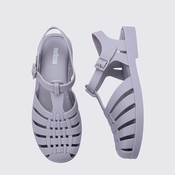 Sandália Melissa Possession adulto na cor cinza, com tiras estilo fisherman, fechamento em fivela lateral e solado reto – calçado clássico, leve e confortável.

Palavra-chave principal:
Melissa Possession Adulto

Palavras-chave relacionadas:
Melissa 32408, sandália cinza Melissa, Melissa fisherman, sandália com fivela, calçado confortável adulto, Melissa clássica, sandália retrô, Melissa casual, calçado leve feminino, sandália adulta estilosa