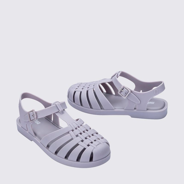Sandália Melissa Possession adulto na cor cinza, com tiras estilo fisherman, fechamento em fivela lateral e solado reto – calçado clássico, leve e confortável.

Palavra-chave principal:
Melissa Possession Adulto

Palavras-chave relacionadas:
Melissa 32408, sandália cinza Melissa, Melissa fisherman, sandália com fivela, calçado confortável adulto, Melissa clássica, sandália retrô, Melissa casual, calçado leve feminino, sandália adulta estilosa